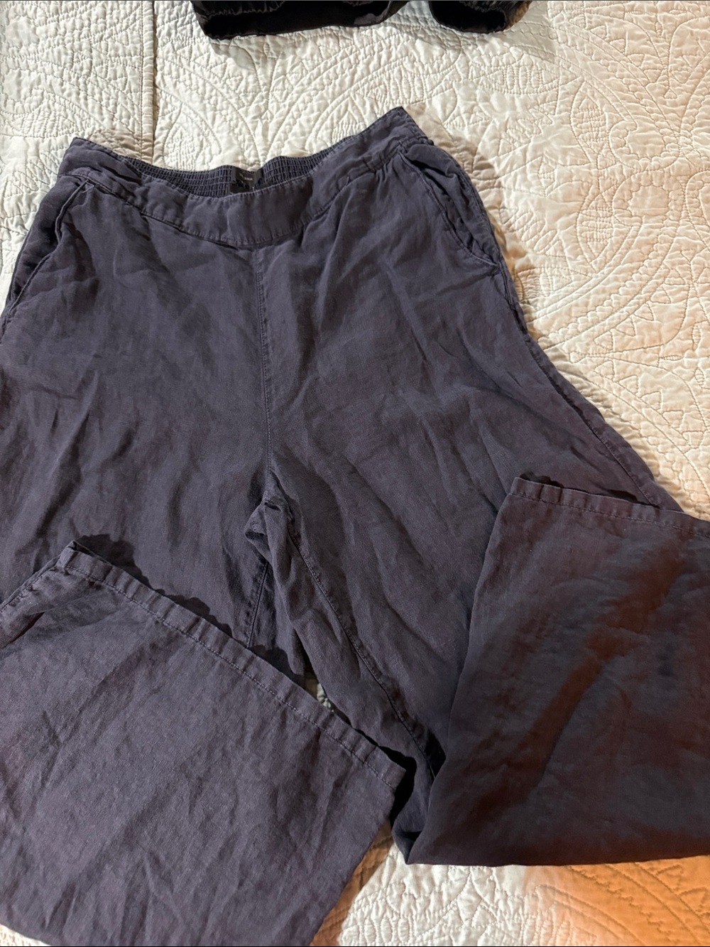 Tahari navy 100% linen, ankle/cropped, wide leg flowy pants. Super comfy!
